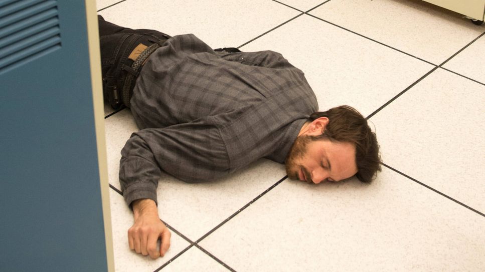 Mann liegt ohnmächtig auf Boden (Bild: imago/Everett Collection)