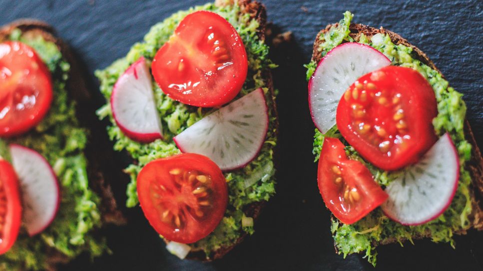 Blutdruck senken: Veggie-Brote mit Brokkoli, Avocado, Tomaten, Radiesschen (Bild: unsplash/Jona Novak)