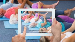 Damensportguppe beim Yoga wird von Tablet gefilmt (Bild: IMAGO / Panthermedia)