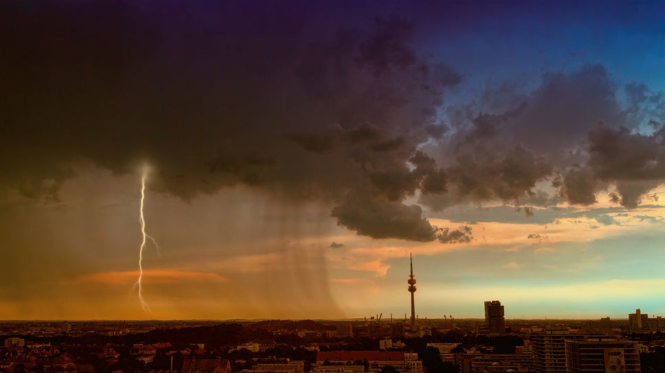 Wetterfühligkeit: Gewitterwolken ziehen auf Skyline zu (Bild: unsplash/Johannes Plenio)