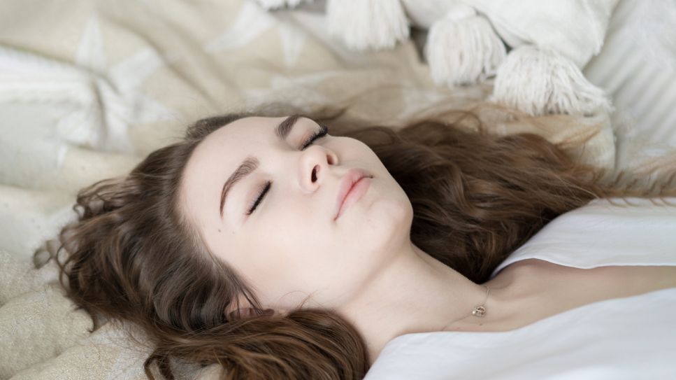 Schlaftyp analysieren: Frau liegt mit geschlossenen Augen auf Bett (Bild: unsplash/lady girl)