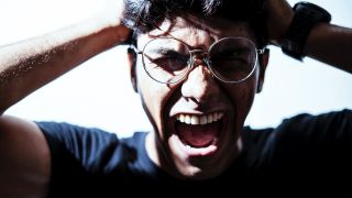 Schlaganfall durch Emotionen: Mann schreit frustriert in Kamera (Bild: unsplash/Yogendra Singh)