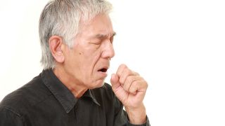 Neue Therapie gegen COPD: Senior hustet in Faust (Bild: imago/agefotostock)