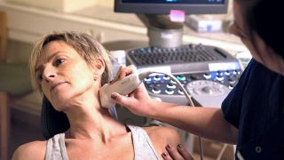 Verengte Halsschlagader: Frau wird per Ultraschall am Hals untersucht (Bild: imago/Kamerapress)