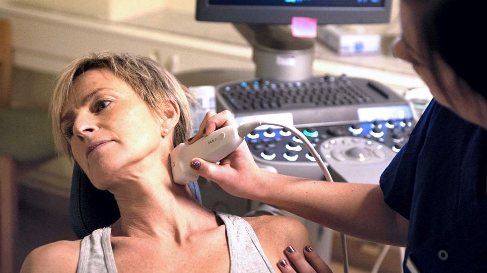 Verengte Halsschlagader: Frau wird per Ultraschall am Hals untersucht (Bild: imago/Kamerapress)