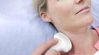 Ultraschallscan Halsschlagader: Ultraschallkopf am Hals einer Frau (Bild: imago/Science Photo Library)