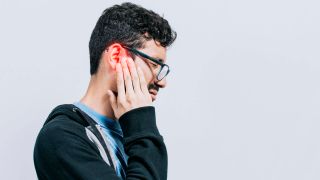 Hörsturz: Mann hält sich das schmerzende Ohr (Quelle: imago/imagebroker)