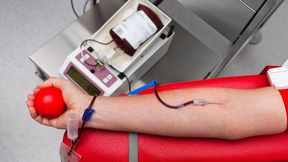 Blutspende: Arm eines Blutspenders mit Nadel im Arm (Bild: imago/Shotshop)