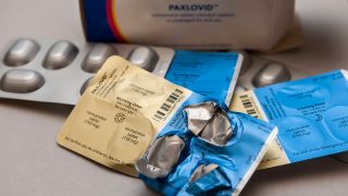 Paxlovid: Tablettenblister und Verpackung auf Tisch (Bild: imago/Levine-Roberts)