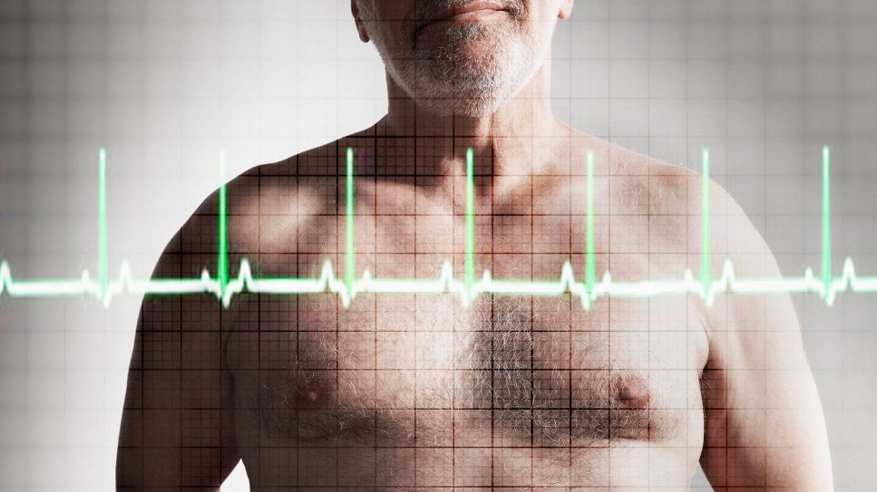Männergesundheit: Mann vor Grafik mit Kardiogramm (Bild: imago/YAY images)
