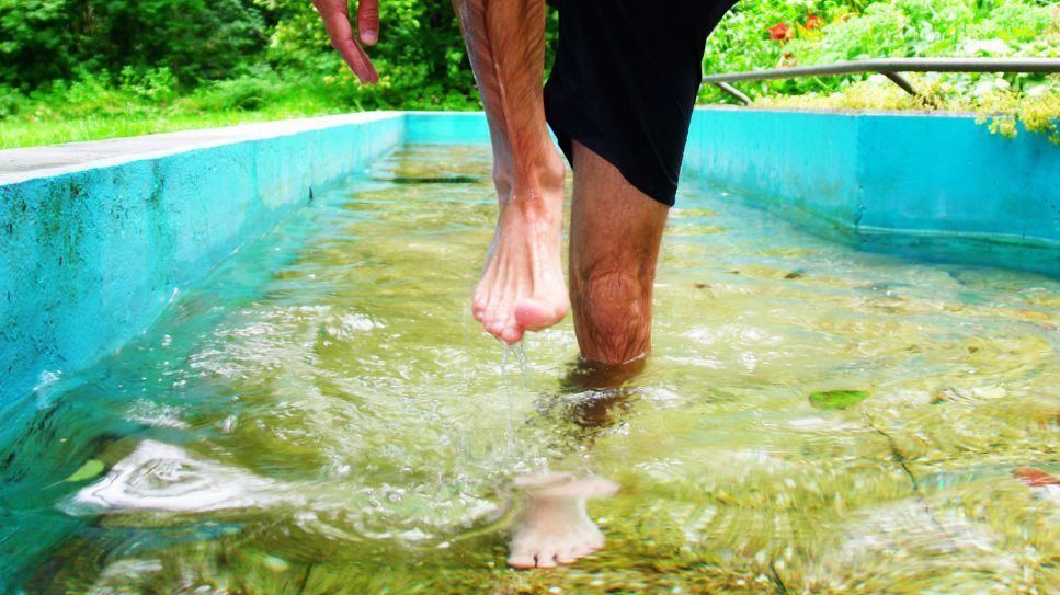 Gefäße trainieren mit Kneipp: Mann tritt Wasser in Becken (Bild: imago/Panthermedia)