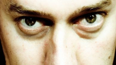 Dunkle Augenringe: Augenpaar eines Mannes schaut in Kamera (Bild: imago/mm images/Klatt)