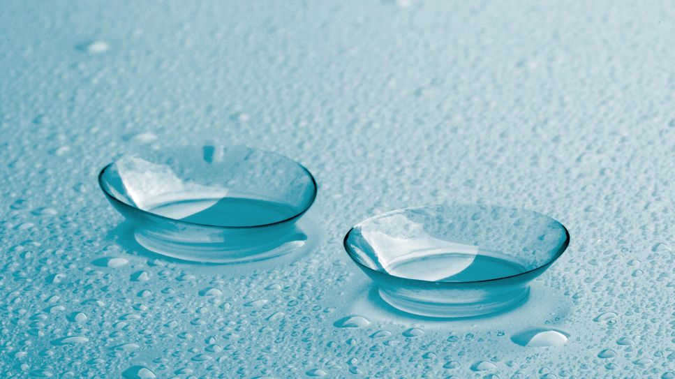 Schwimmen mit Kontaktlinsen? Zwei Softlinsen liegen auf Glasfläche (Bild: imago/agefotostock)