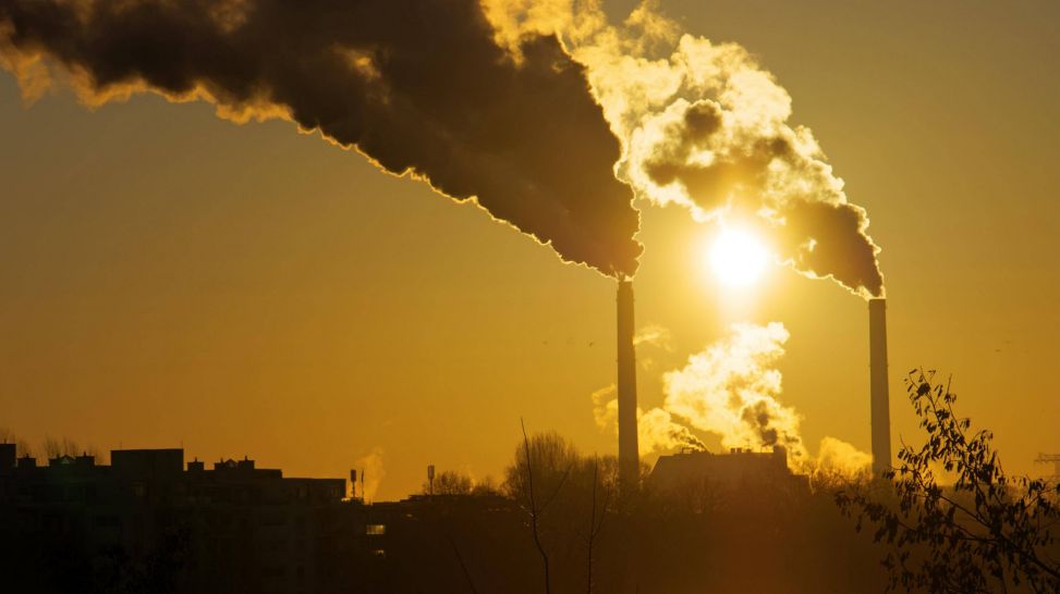 Atemprobleme durch Ozon: Fabrikschornsteine im Sonnenaufgang (Bild: imago/Panthermedia)