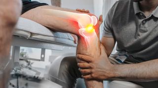 Arthrose: Physiotherapeut an Knie eines Patienten, darauf 3D-Knochenabbildung (Bild: imago/Westend 61)