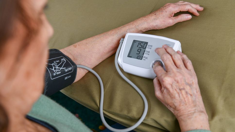 Bluthochdruckkrise: Ältere Frau misst ihren Bluthochdruck (Bild: imago/Joko)