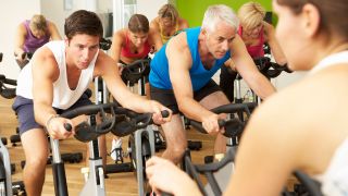 Sport vs. Bluthochdruck: Männer und Frauen trainieren auf Ergometer in Fitnessstudio (Bild: imago/Shotshop)