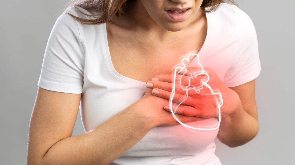 Herzinsuffizienz: Symbolbild zeigt Frau, die sich das schmnerzende Herz hält. Darüber liegt eine Grafik, vom Herzen (Quelle: Colourbox)