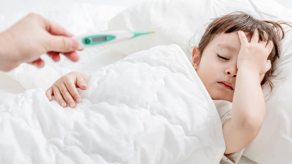 RS-Virus: Thermometer vor krankem Kind in Bett (Bild: imgao/Panthermedia)