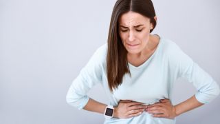 Chronische Darmentzündung: Frau hält sich schmerzenden unteren Bauch (Bild: imago/agefotostock)