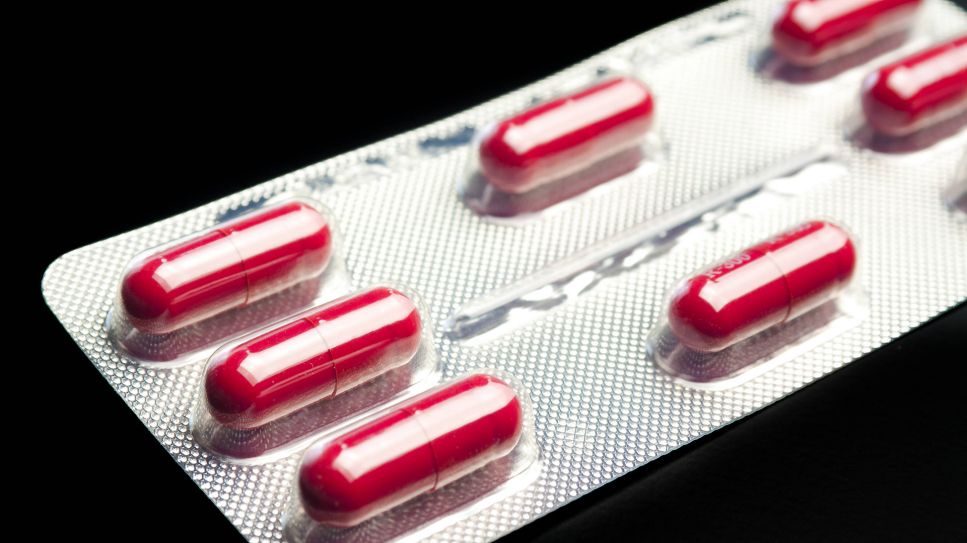 Antibiotika: Rote Pillen in Blister vor Schwarz (Bild: imago/YAY Images)