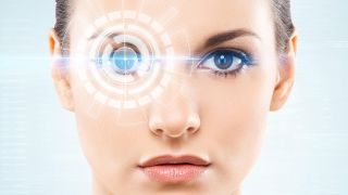 Laser zur Sehkorrektur: Augen einer Frau mit Grafik auf rechtem Auge (Bild: imago/agefotostock)