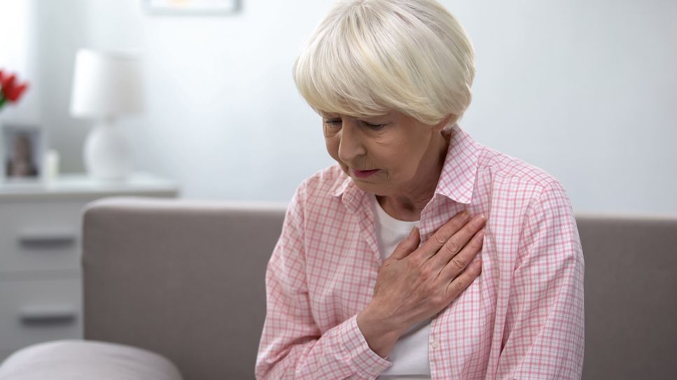 Herzinsuffizienz und Depression: Bild zeigt bedrückt blickende ältere Frau, die sich das Herz hält (Quelle: Colourbox)