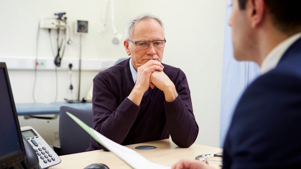 Altersleukämie l Therapie: Beobachten - Mann hört resigniert Arzt zu (Bild: imago/shotshop)