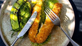 Appetitlosigkeit:Backfisch und Zucchini mit abgelegtem Besteck auf einem Teller (Bild: unsplash/Edward Howell)