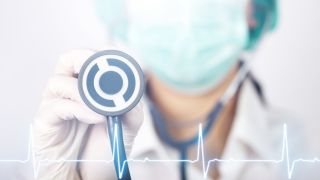 Herzuntersuchung: Symbolbild zeigt Ärztin mit Stethoskop und darunter eine EKG Auswertung (Quelle: imago/Erika Eros)