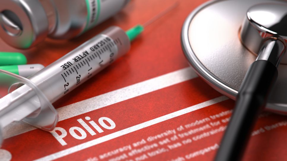 Polio: Bild zeigt Schriftzug "Polio", daneben liegen Spritze und Stethoskop (Quelle: Colourbox)