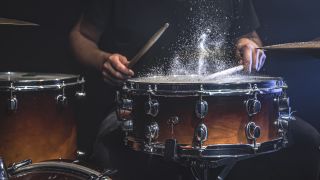 Schlagzeugspieler spielt die Snare Drum (Quelle: Colourbox)