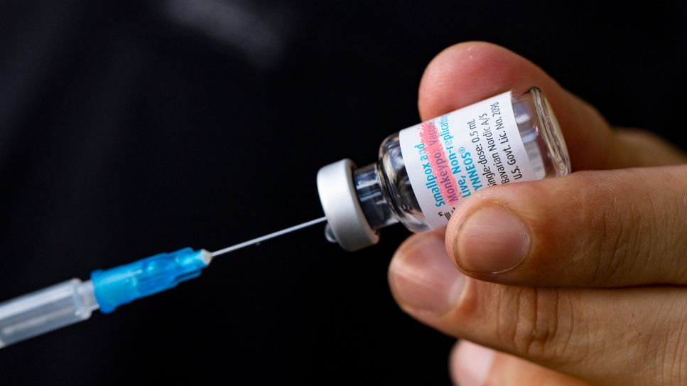 Affenpocken Impfung: Nadel zieht Impfstoff auf (Bild: imago/NurPhoto)
