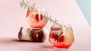 Alkoholfreie Cocktails: Zwei Cocktails mit Rosmarin und Feige (Bild: unsplash/Gaby Yerden)