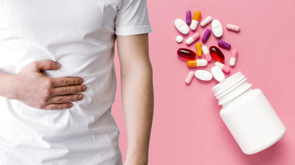Wenn Medikamente dick machen: Mann hält Bauch neben Flasche voller Pillen (Bild: imago images/imagebroker)