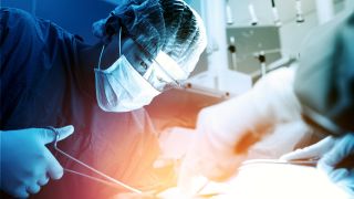 Herzklappen OP: Ärzteteam in OP-Kleidung operiert (Bild: Colourbox)