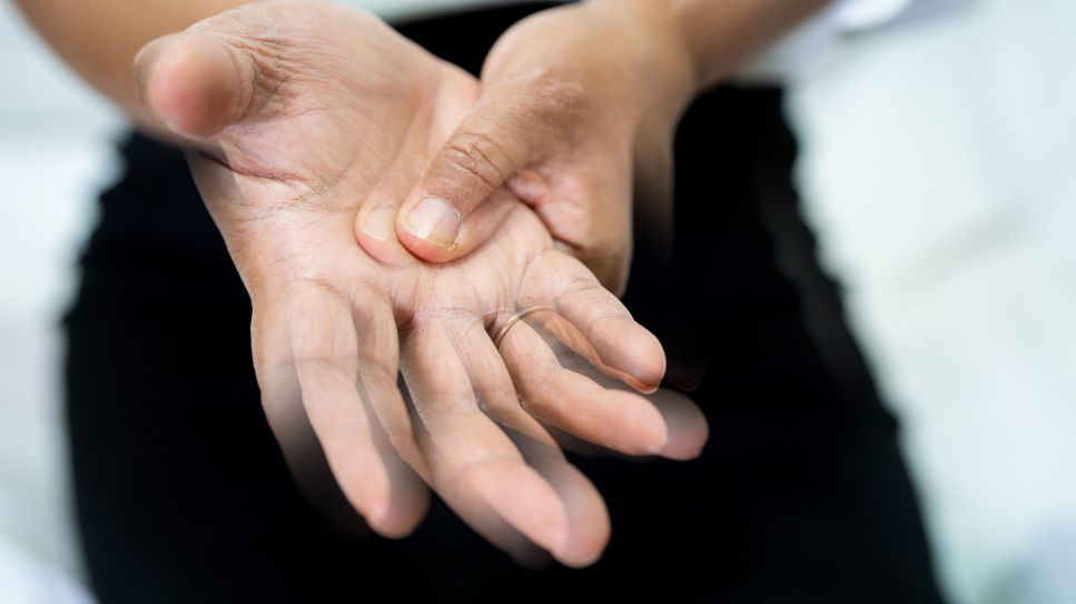 Parkinson: Hand hält zitternde Hand (Bild: imago images/Panthermedia)