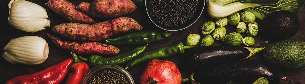 Gemüse hilft bei Reizdarm: Bild zeigt verschiedenes Gemüse vor schwarzem Hintergrund (Quelle: Colourbox)
