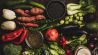 Gemüse hilft bei Reizdarm: Bild zeigt verschiedenes Gemüse vor schwarzem Hintergrund (Quelle: Colourbox)