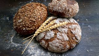 Zöliakie: Bild zeigt Brote aus verschiedenen Getreiden auf einem Tisch (Bild: unsplash/Wesual Click)