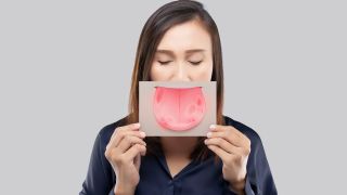 Weiße Flecken im Mund: Bild zeigt Frau mit Grafik von Flecken im Mundraum vor ihrem echten Mund (Bild: Colourbox)