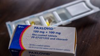 Paxlovid: Bild zeigt Schachtel des Corona Medikaments (Quelle: imago images / Christian Grube)