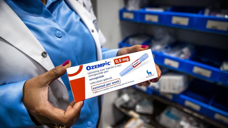 Ozempic: Lieferengpass beim Diabetes Medikament, Bild zeigt Apothekerin, die eine Schachtel Ozempic in die Kamera hält (Quelle: imago images / ANP)