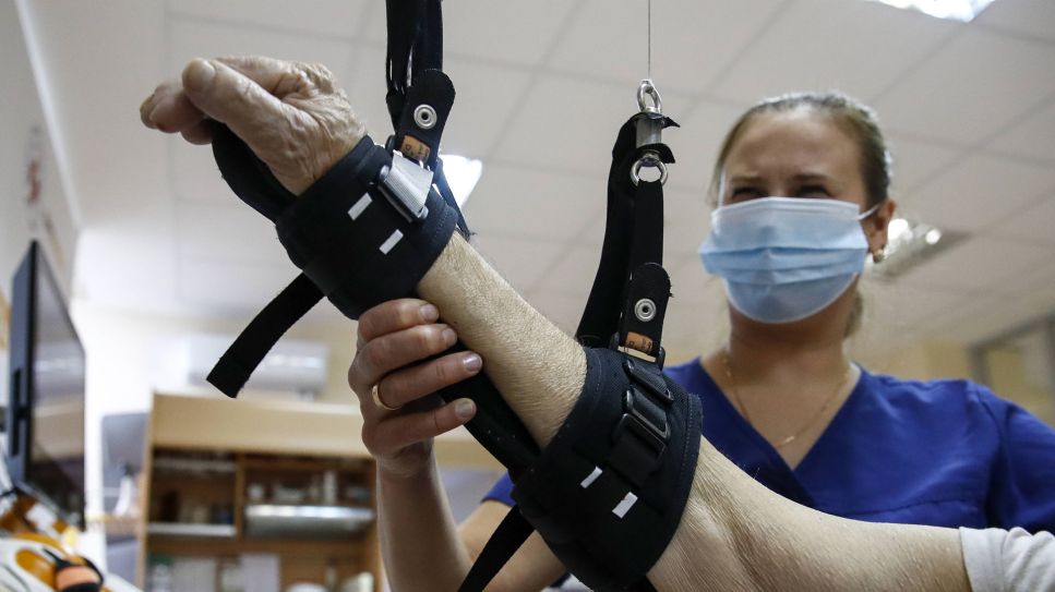 Schlaganfall Reha mit KI, Bild zeigt Arm eines Schlaganfallpatienten, der maschinell bewegt wird (Quelle: imago images / )