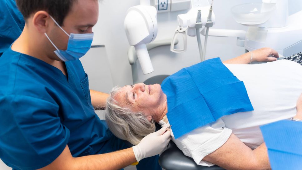 Zahnerhalt im Alter: Bild zeigt Seniorin auf Zahnarztstuhl (Bild: imago images/imagebroker)