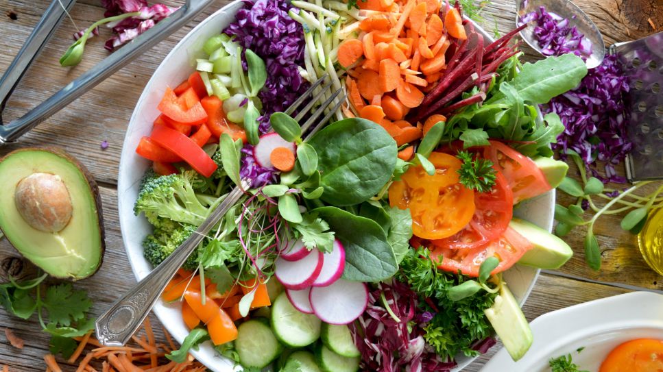 Gesunde Lebensmittel gegen Arthrose: Bild zeigt Schüssel mit Gemüse und Salat auf Tisch (Bild: unsplash/Nadine Primeau)