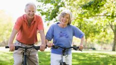 Radfahren mit Arthrose: Bild zeigt Mann und Frau unterwegs mit dem Fahrrad im Grünen (Quelle: colourbox)