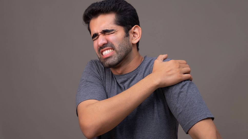 Kalkschulter: Bild zeigt Mann, der sich unter Schmerzen an Schulter fasst (Bild: imago images/Indiapicture)