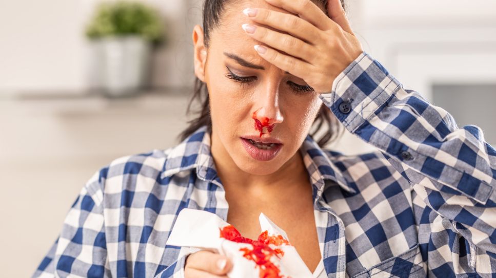 Nasenbluten: Blid zeigt Frau mit Blut an der Nase und am Taschentuch (Quelle: Colourbox)