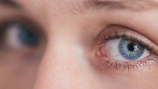 Augenlid zuckt: Bild zeigt Bild zweier blauer Augen einer Frau (Bild: imago images/ Additive Stock)